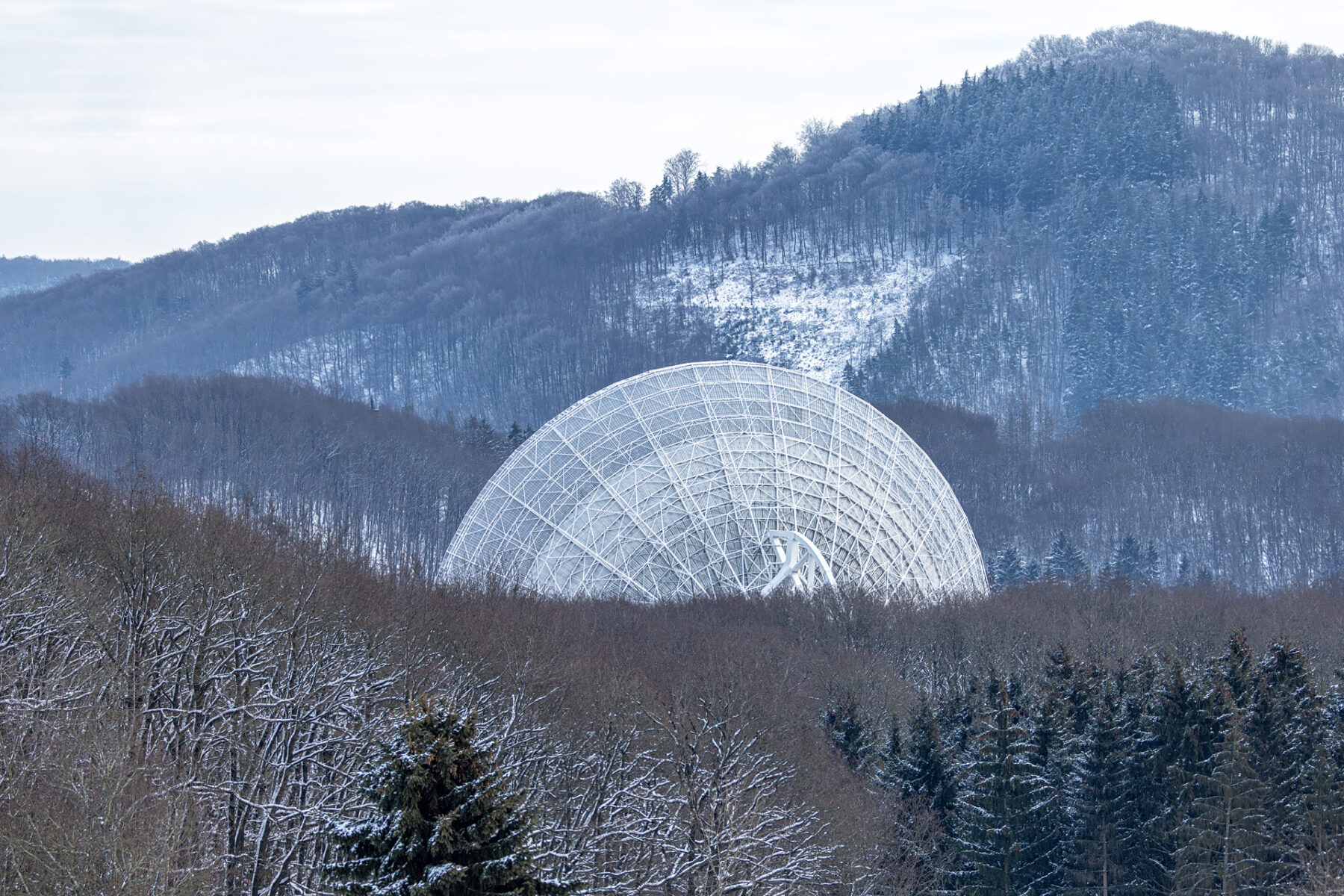 Eines der größten vollbeweglichen Radioteleskope der Erde mit 100 Metern Durchmesser ... das Radioteleskop Effelsberg