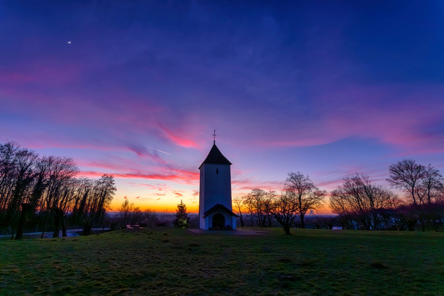 2025-02-FCa-024-Swister-Turm Der Swister Turm in Weilerswist zur Blauen Stunde mit Neumondsichel