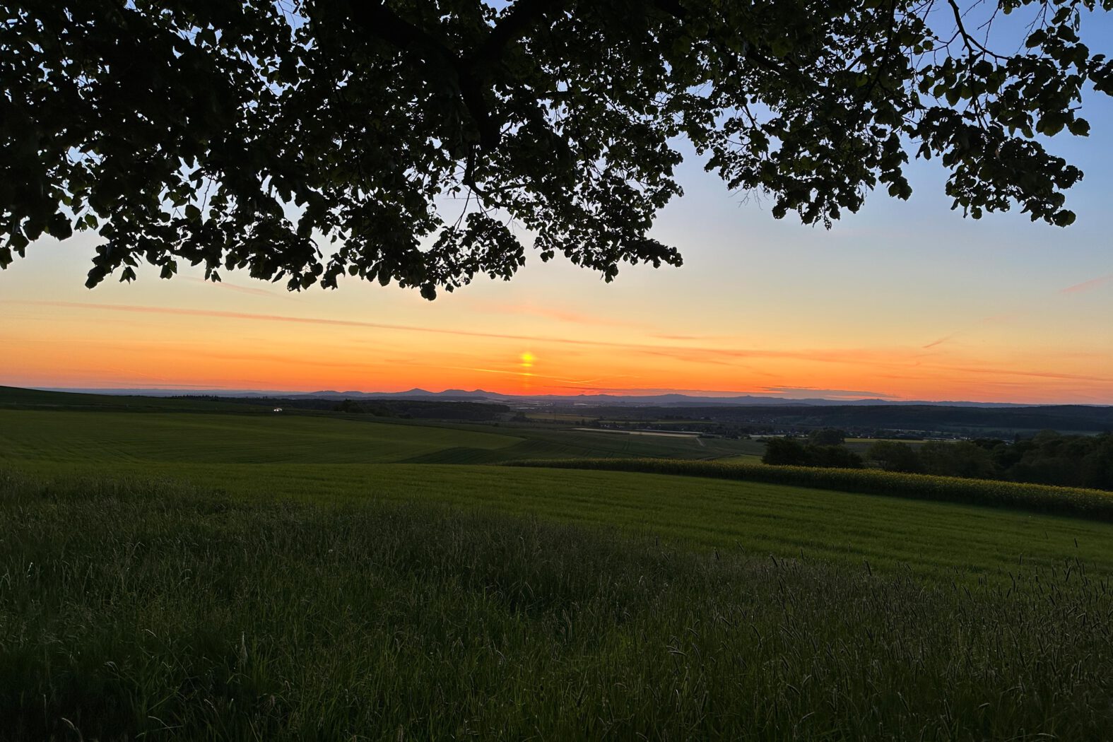 Sonnenaufgang hinter dem Vorgebirge