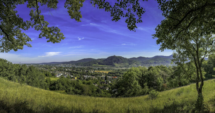 2025-07-FCa-132-Heinrichsblick-Rodderberg Der Heinrichsblick auf dem Rodderberg. Der ehemalige Richtplatz des Bonner Stadtteils Mehlem mit Blick auf das Siebengebirge. Wenigstens hatte man beim Erhängen eine schöne Aussicht.