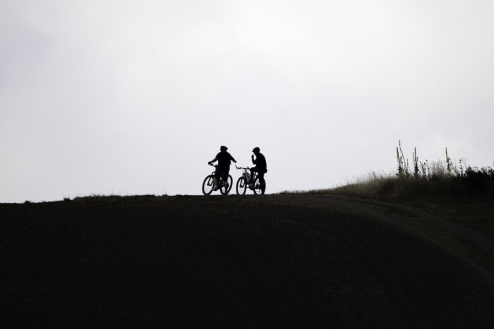 2025-07-FCa-185-Radfahrer-Pause Pause muss auch mal sein nachdem der Berg erklommen wurde