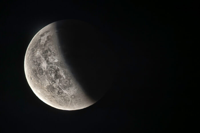 Mondfinsternis September 2025. Der Mond ging gegen 20:15 Uhr schon komplett verdunkelt auf. Hier ist er nicht mehr ganz zur Hälfte vom Erdschatten bedeckt.