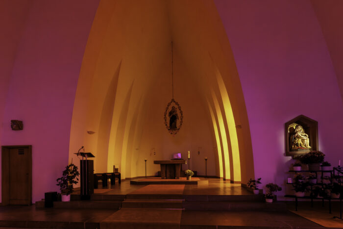 Die Schwanenkirche Roes ist ein wahres Lichtwunder. Die Bilder sind nicht umgefärbt.