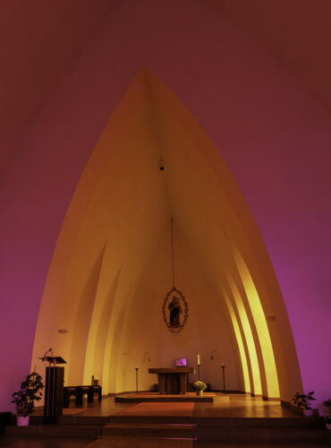 Die Schwanenkirche Roes ist ein wahres Lichtwunder. Die Bilder sind nicht umgefärbt.