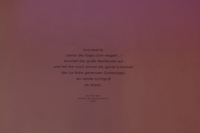 Spruch in der Schwanenkirche Roes. Sie ist ein wahres Lichtwunder.