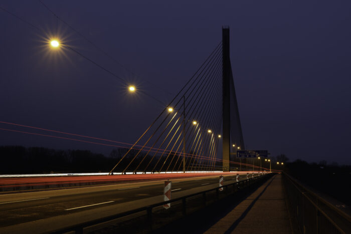 Blaue Stunde auf der Bonner Friedrich-Ebert-Brücke (Nordbrücke)