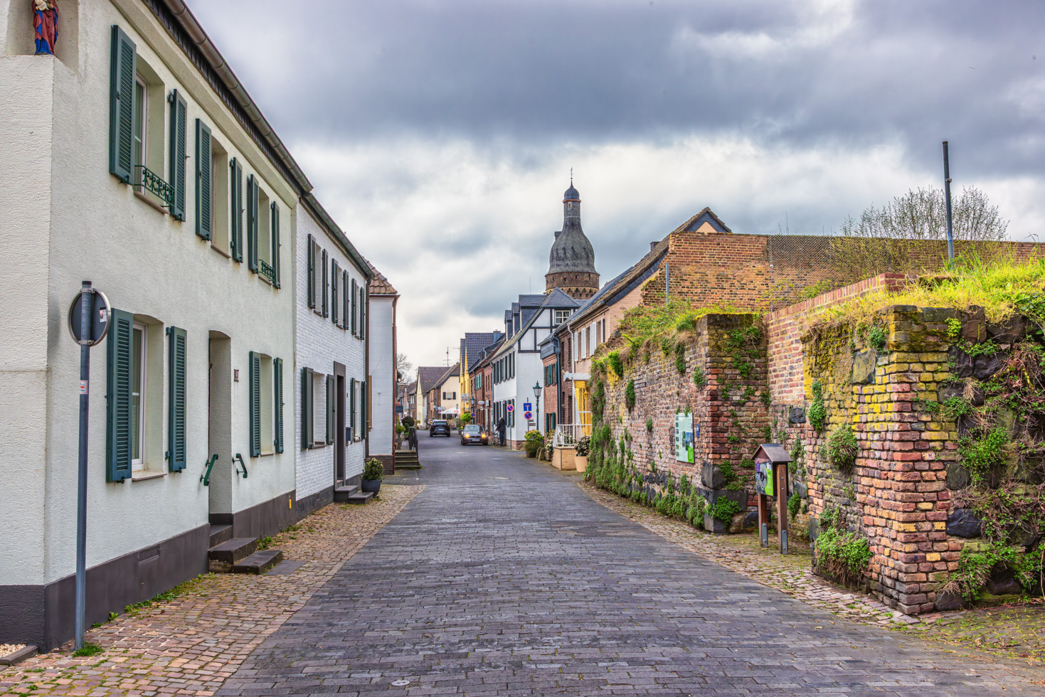 2026-04-FCa-032-Altstadt-Zons Hinein gehts in die Altstadt von Zons