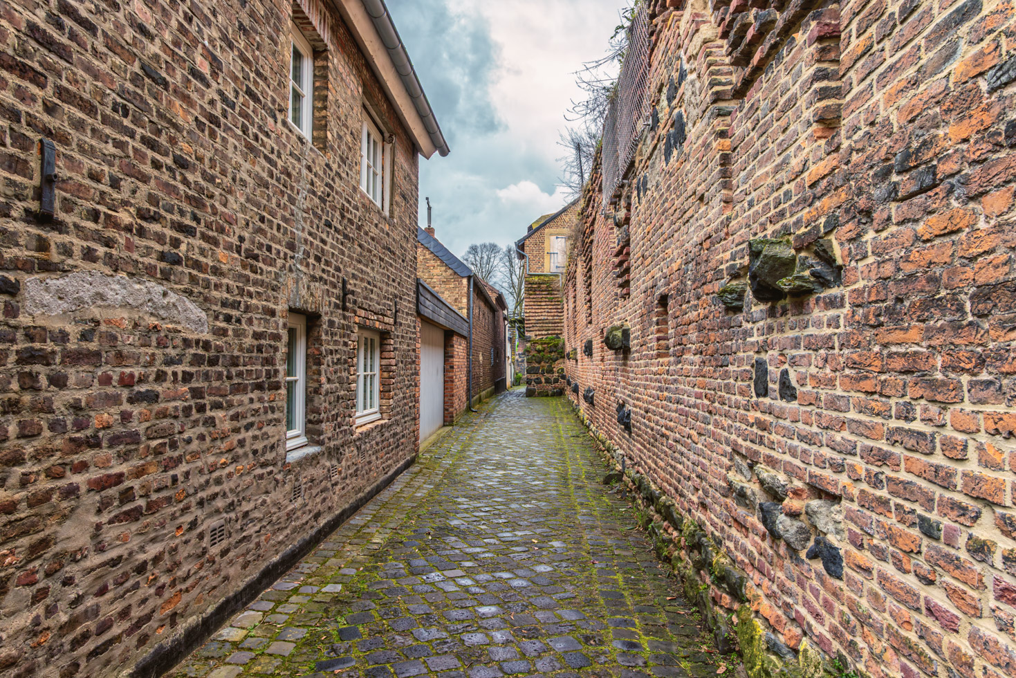 2026-04-FCa-035-Altstadt-Zons Links an der Stadtmauer entlang Richtung Zonser Mühle