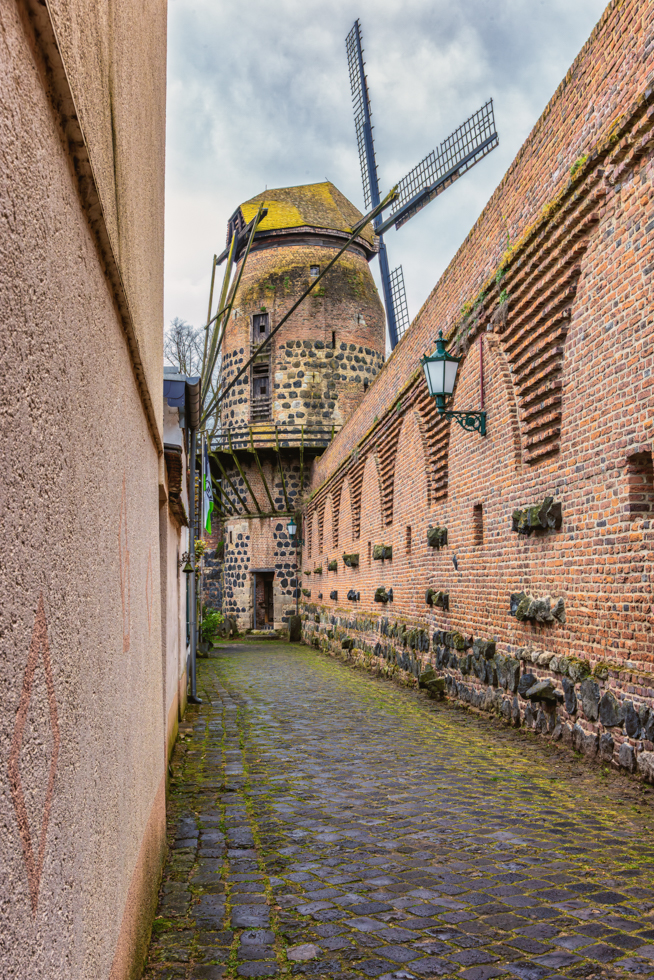 2026-04-FCa-036-Muehle-Zons Die um 1390 erbaute Zonser Mühle ist der südwestliche Eck- und Wehrturm der Zonser Stadtmauer. Sie kann bei trockenem Wetter vom 31.03. bis 31.10. jeden Jahres an Samstagen, Sonntagen und Feiertagen besichtigt werden.