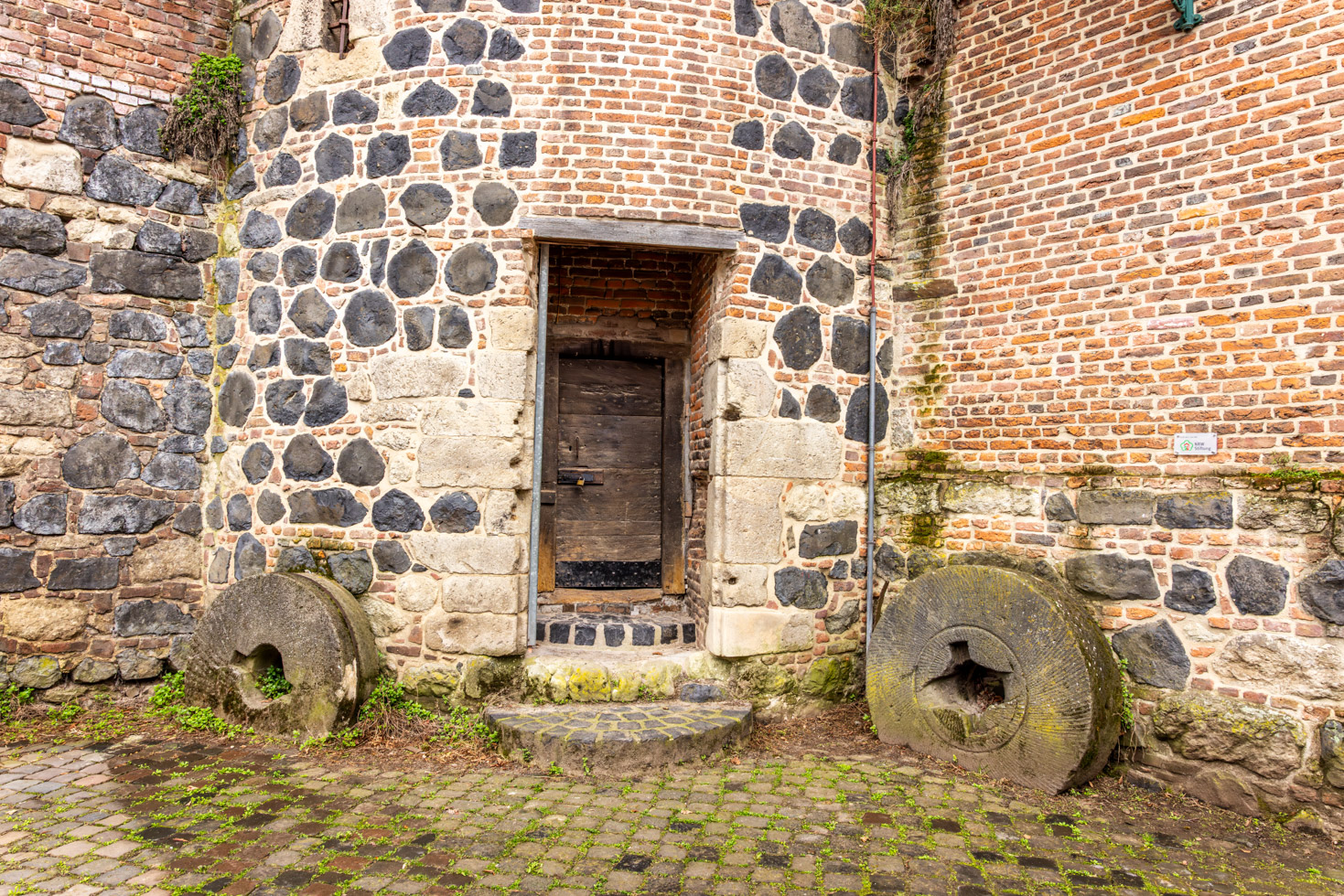 2026-04-FCa-037-Muehle-Zons Eingang zur Zonser Mühle