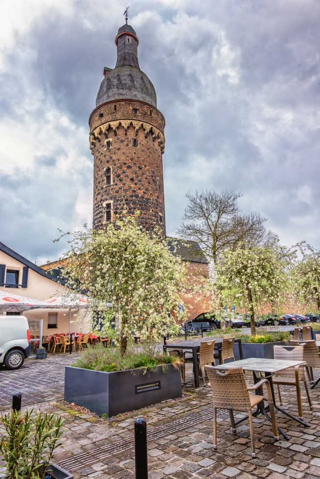 2026-04-FCa-038-Juddeturm-Zons Der Juddeturm von Zons. Der Name Judde ist wohl auf das Patriziergeschlechte Judde aus Köln zurückzuführen. Über den Juddeturm existieren dunkle Legenden. Früher wurde der Turm wohl als Verlies genutzt. Die Gefangenen wurden in den extrem engen tunnelartigen Turm gesperrt, in den nur sehr wenig Licht fällt. Die alten Mauern des Juddeturms stammen aus dem 14. Jahrhundert (Quelle: www.zons-am-rhein.info)