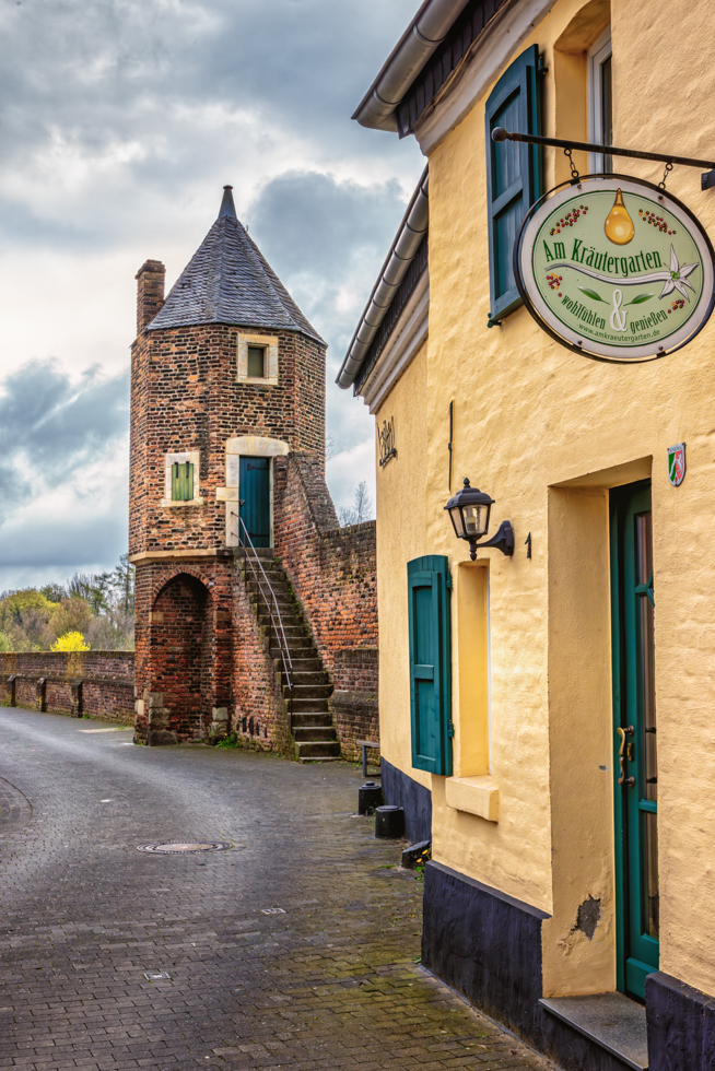 2026-04-FCa-041-Pfefferbuechse-Sued-Zons Einer der zwei noch erhaltenen achteckigen Wehrtürme in Zons. Sie werden im Volksmund "Pfefferbüchsen" genannt. Eine Dritte fiel leider 1784 einem Hochwasser zum Opfer.