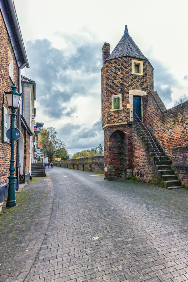 2026-04-FCa-042-Pfefferbuechse-Sued-Zons Einer der zwei noch erhaltenen achteckigen Wehrtürme in Zons. Sie werden im Volksmund "Pfefferbüchsen" genannt. Eine Dritte fiel leider 1784 einem Hochwasser zum Opfer.