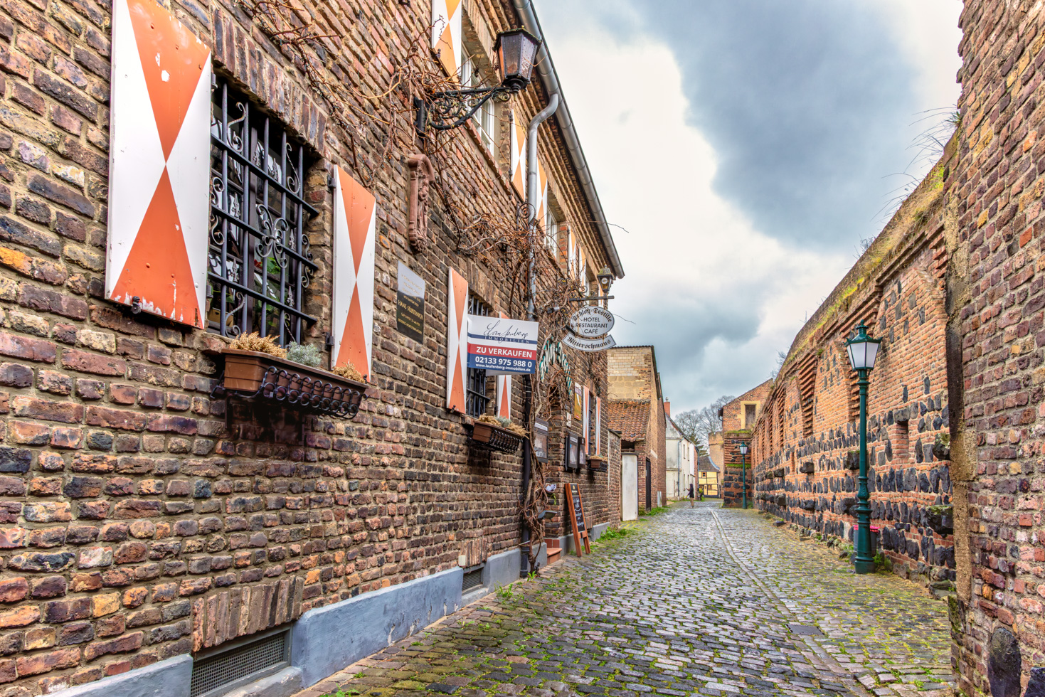 2026-04-FCa-055-Schlossdestille-Zons Erlebnisgastronomie in der "Schlossdestille" in Zons (z. B. mit Ritterschmaus, Krimi-Dinner, Kellerspuk oder auch eine Mittelalterhochzeit)