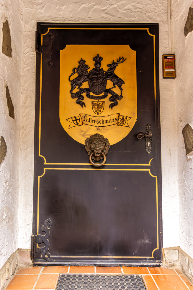 2026-04-FCa-056-Schlossdestille-Zons-Eingang Tür der Schlossdestille Zons