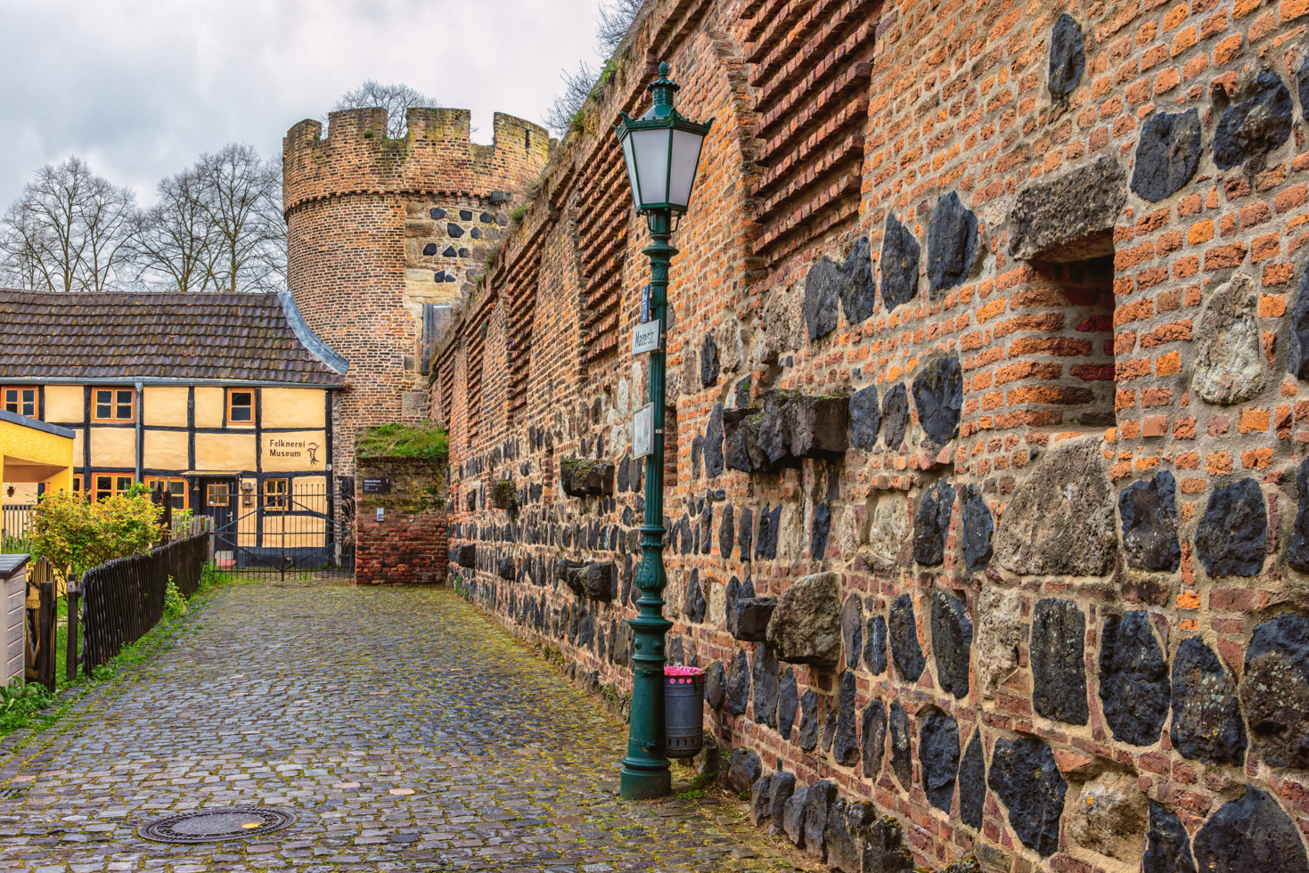 2026-04-FCa-057-Krötschenturm-Falknerei-Museum-Zons Der Krötschenturm an der Nordwestecke der Stadtmauer diente früher als Gefängnis und soll im 17. Jahrhundert als Isolierstation für Pestkranke genutzt worden sein.