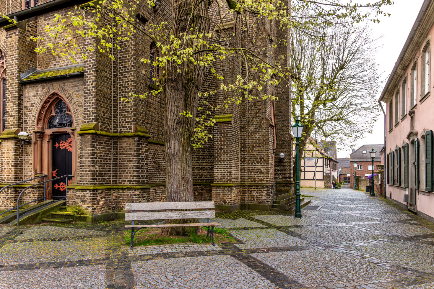 2026-04-FCa-058-St-Martinus-Zons Einer der Eingänge in die Kirche St. Martinus. Leider konnte ich aus Platzgründen kein Bild von der Kirche ansich machen.