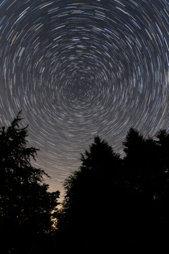 Startrails über der nächtlichen Eifel