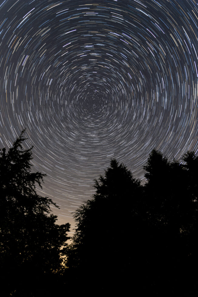 Startrails &uuml;ber der n&auml;chtlichen Eifel