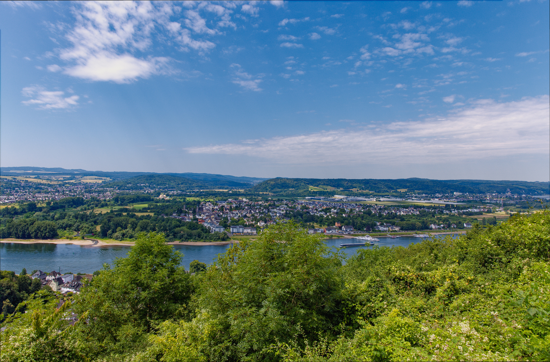 2026-06-FCa-056-Aussichtspunkt-Kaiserberg-Linz-Rhein Blick Richtung Osteifel vom Aussichtspunkt "Kaiserberg" bei Linz am Rhein