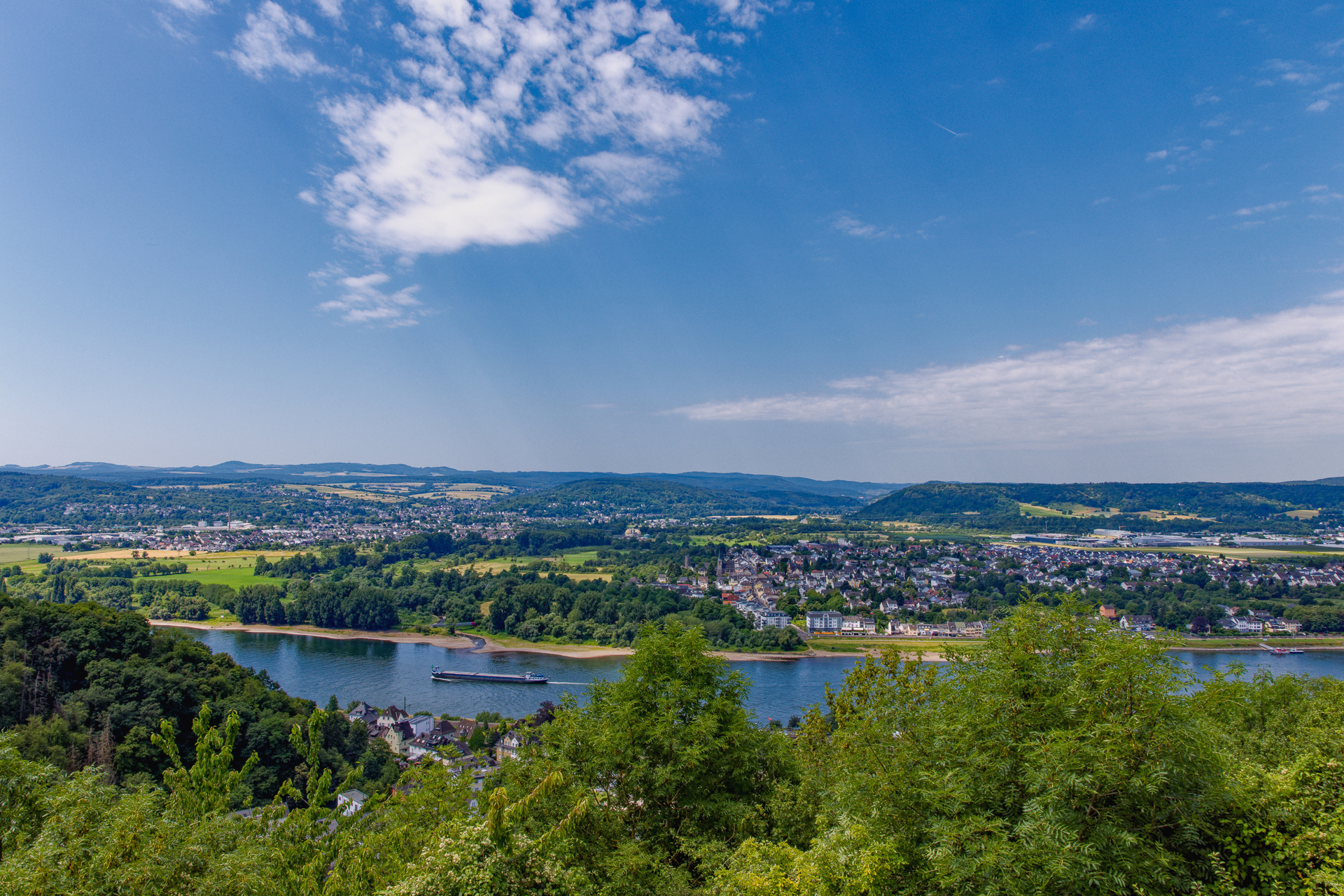2026-06-FCa-057-Aussichtspunkt-Kaiserberg-Linz-Rhein Blick Richtung Osteifel vom Aussichtspunkt "Kaiserberg" bei Linz am Rhein