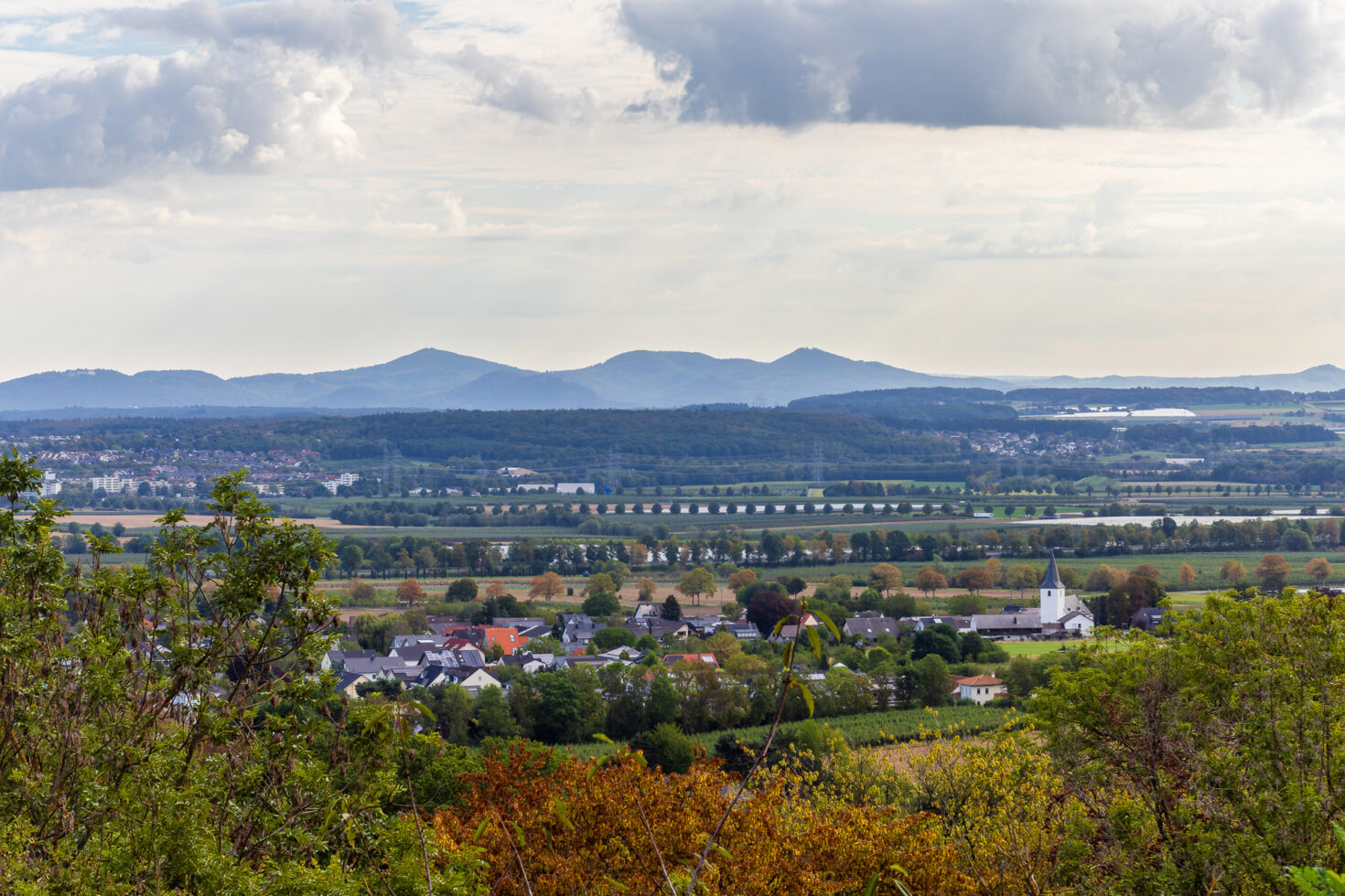 Blick vom Gel&auml;nde der Tomburg auf die Ebene und das Siebengebirge