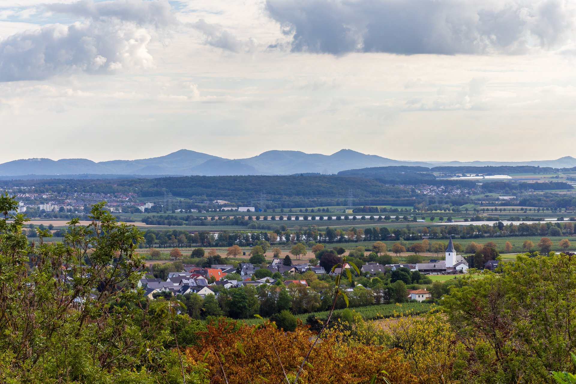 2026-09-FCa-035-Blick-von-der-Tomburg Blick vom Gelände der Tomburg auf die Ebene und das Siebengebirge
