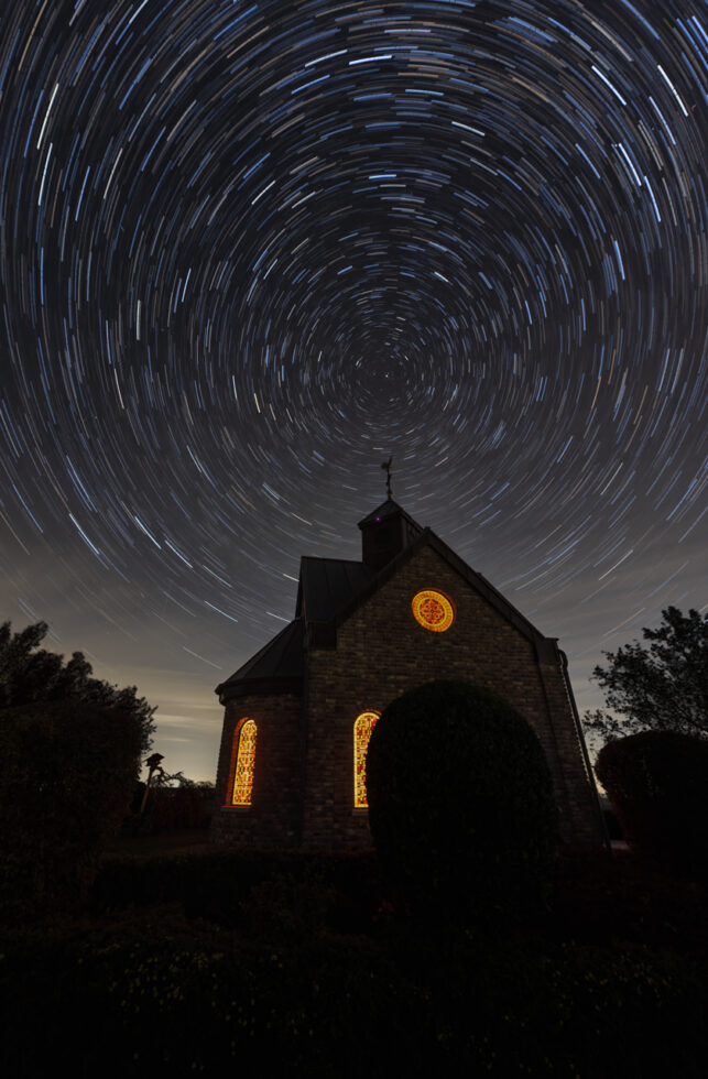 2026-09-FCa-178-Startrails-September-2026-Hubertuskapelle Startrails im September 2026 über der Hubertuskapelle Floisdorf