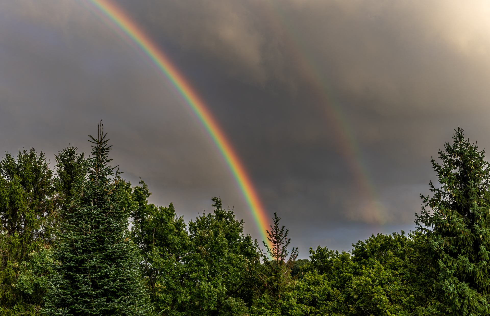 Doppelter Regenbogen über unserem Garten
